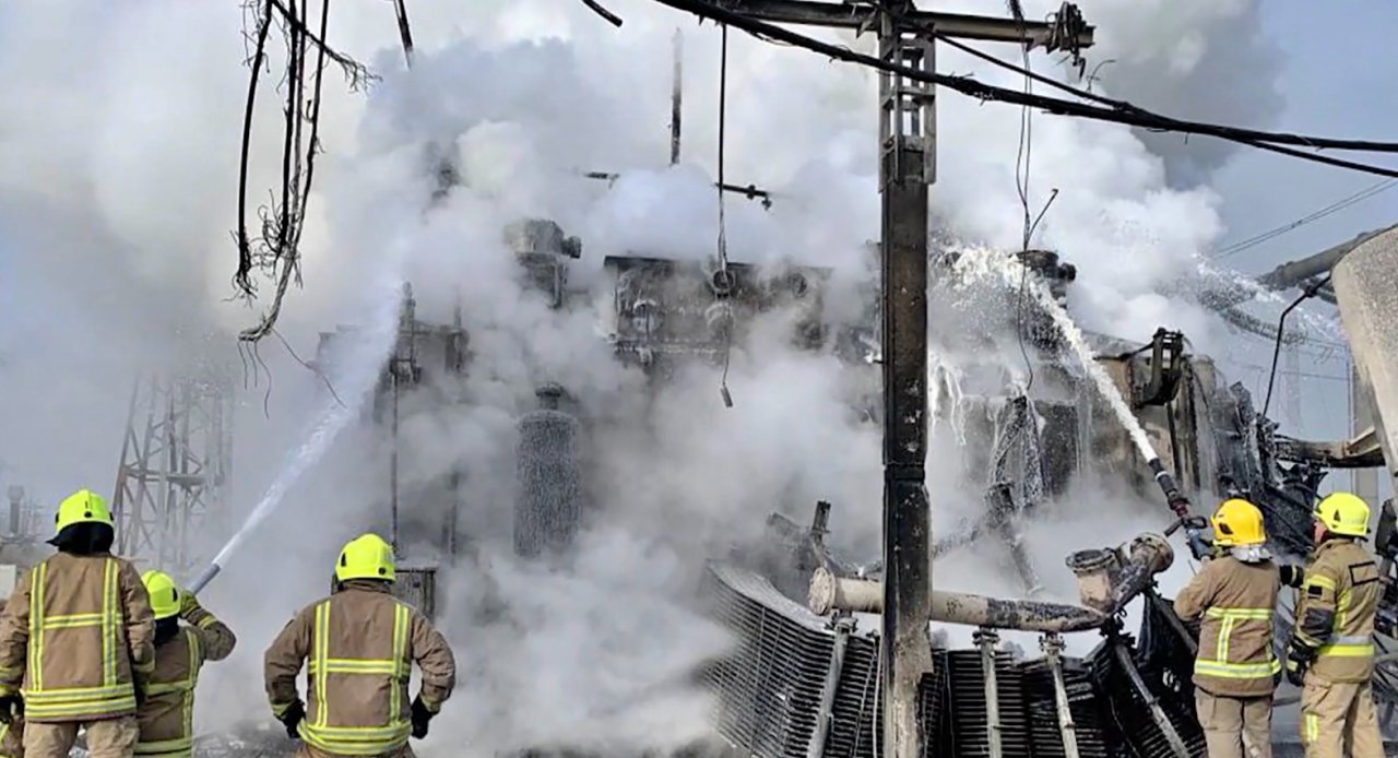 Bomberos ucranianos apagan un incendio, tras un bombardeo, en una instalación eléctrica | Euronews