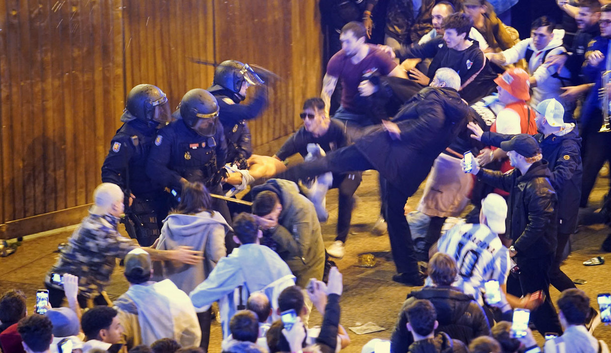 Cargas de la Policía Nacional en la celebración del campenato mundial de fútbol por los aficionados argentinos en Madrid