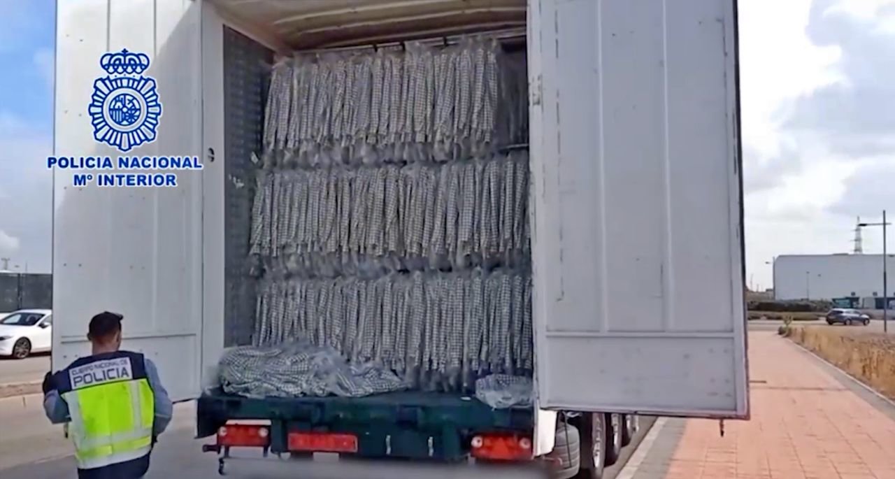 Un trailer lleno de mercancía confiscado en la operación policial