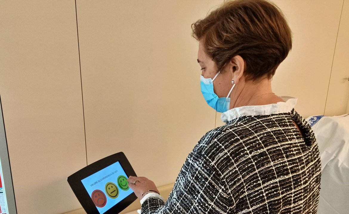 Una usuaria participa en el estudio de opinión del Hospital de Fuenlabrada