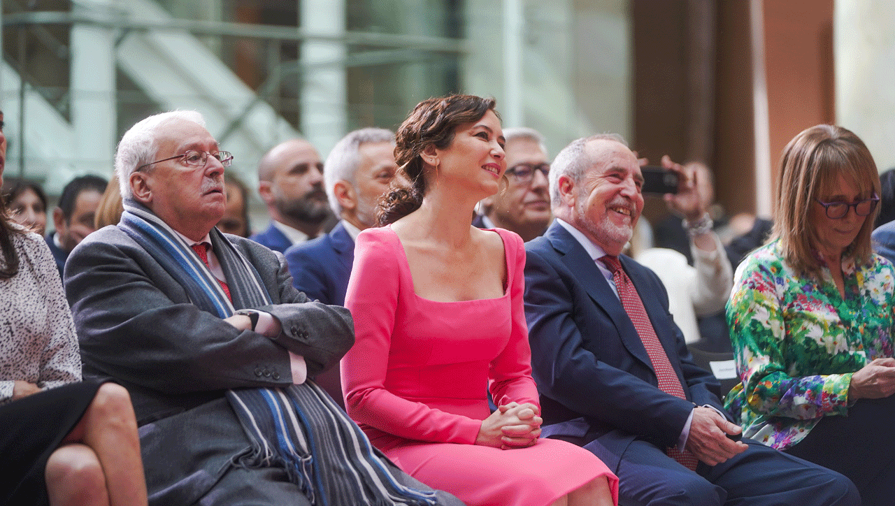 Isabel Díaz Ayuso en la celebración del 40 aniversario de los estatutos de la Comunidad de Madrid, flanqueada por el primer presidente autonómico Joaquín Leguina y el exalcalde de Madrid Juan Barranco