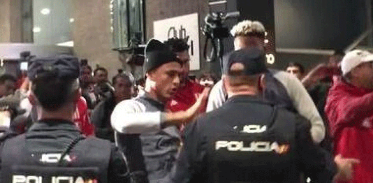 Imagen del inicio de los altercados entre la Policía Nacional y aficionados y jugadores de la Selección de Perú