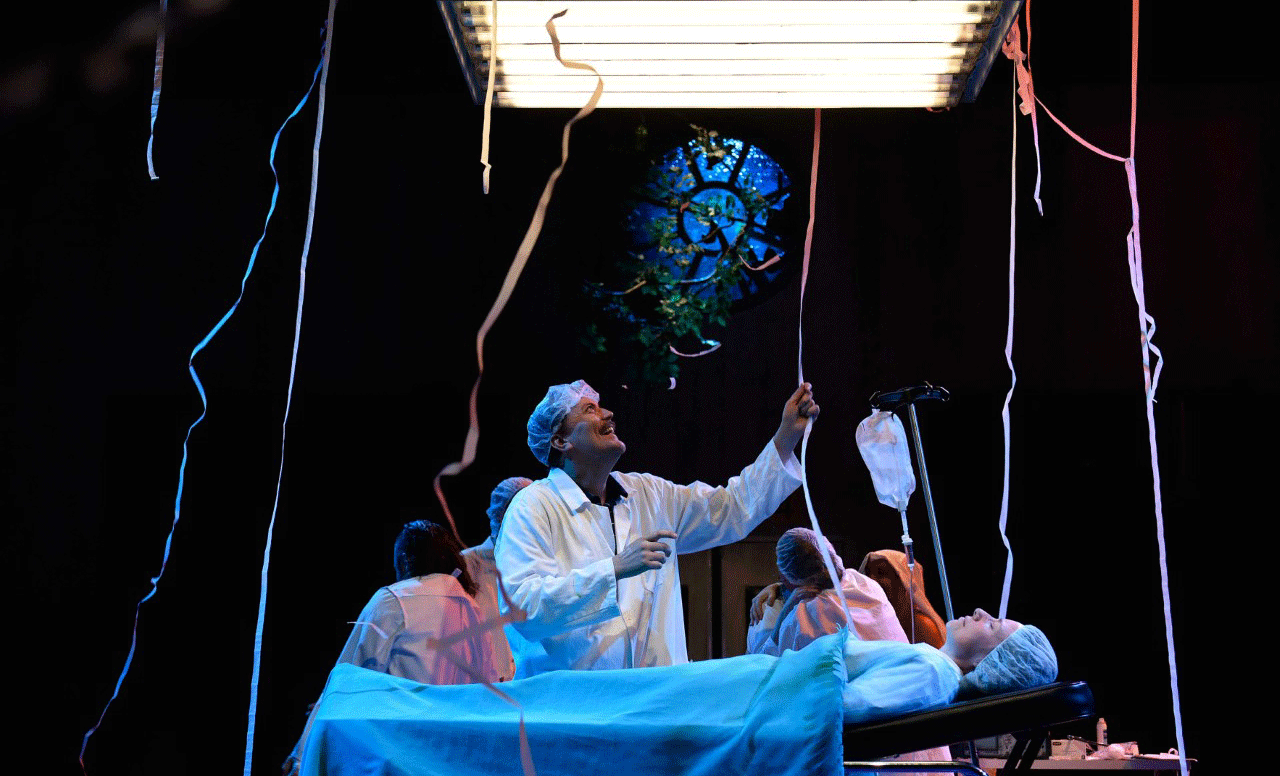 Escena del estreno 'La vie est
une fête', de la compañía Chiens de Navarre