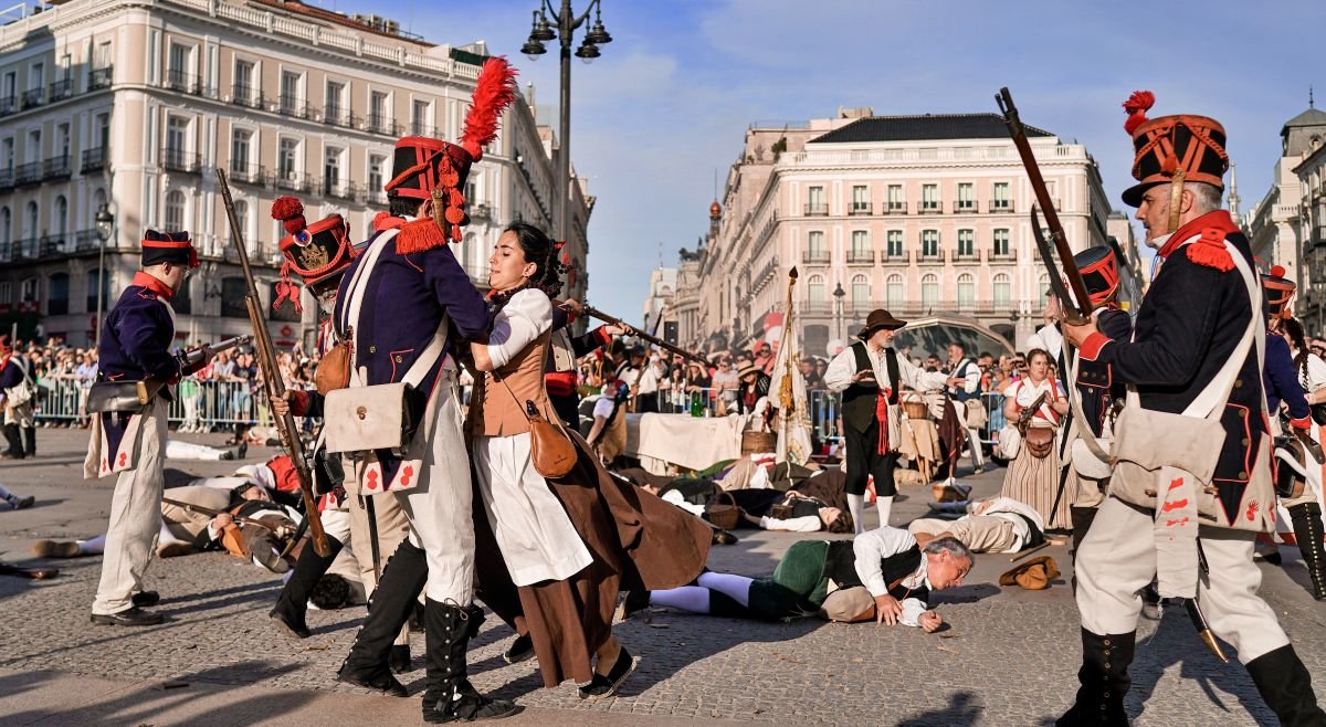 Recreación en la Puerta del Sol de Madrid de la defensa del cuartel de Monteleón en 1808
