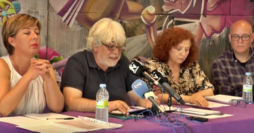 Pedro Vigil con otro compañeros de Podemos Fuenlabrada en rueda de prensa | FN