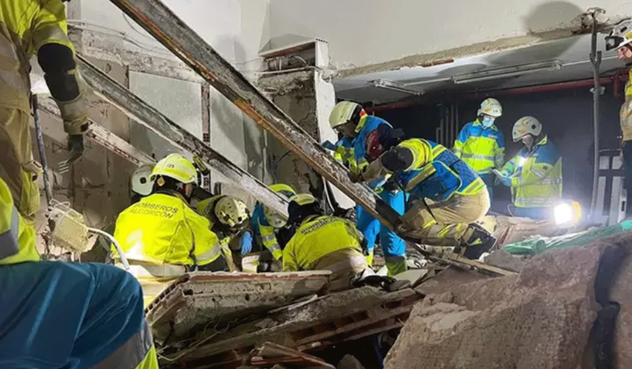 Trabajos de rescate de uno de los heridos a cargo de los bomberos de Alcorcón