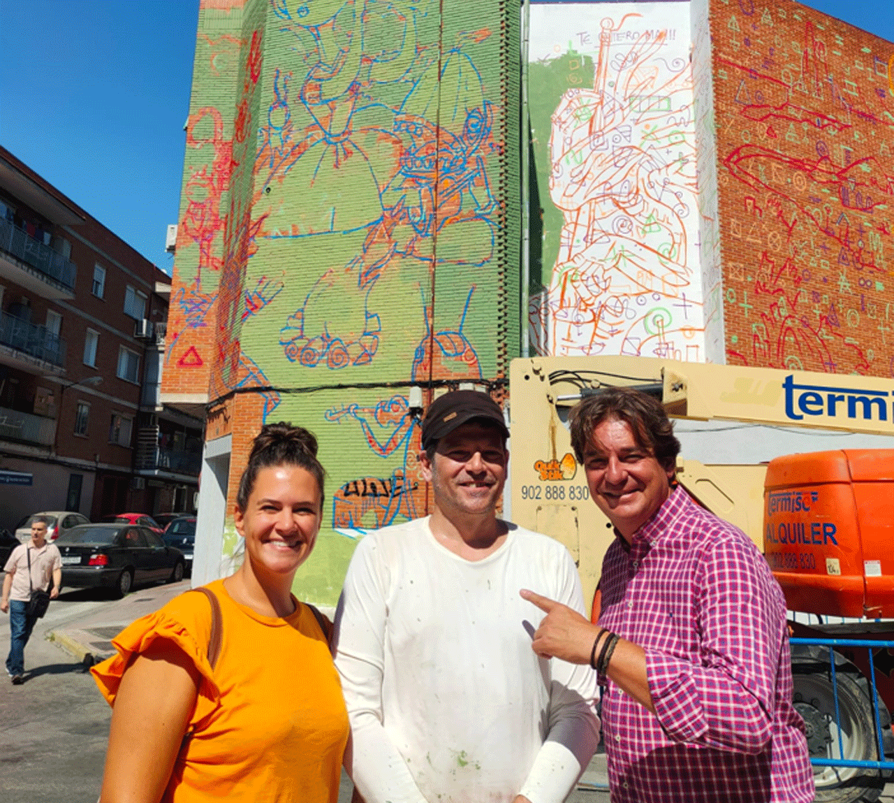 Imagen del alcalde junto al artista argentino Surace delante del mural en construcción ' La Fogata'