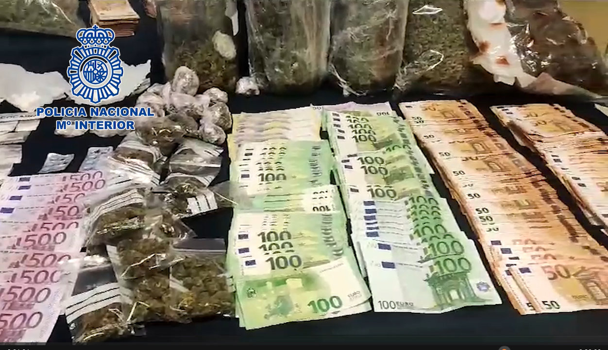 Dinero y droga incautada en uno de los registros realizado por la Policía Nacional