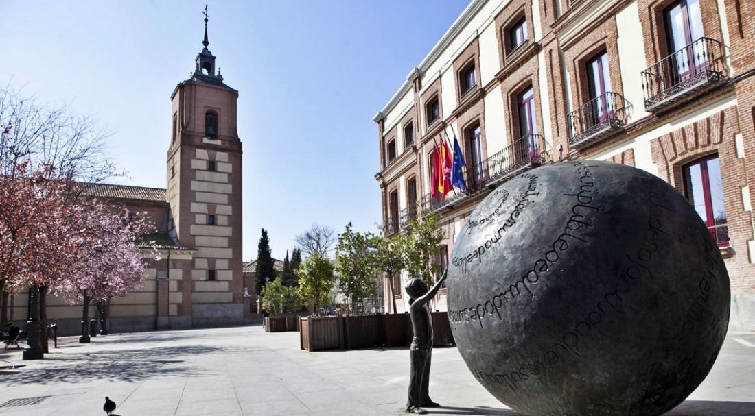 Plaza de la Junta de distrito del barrio de Carabanchel (Madrid)