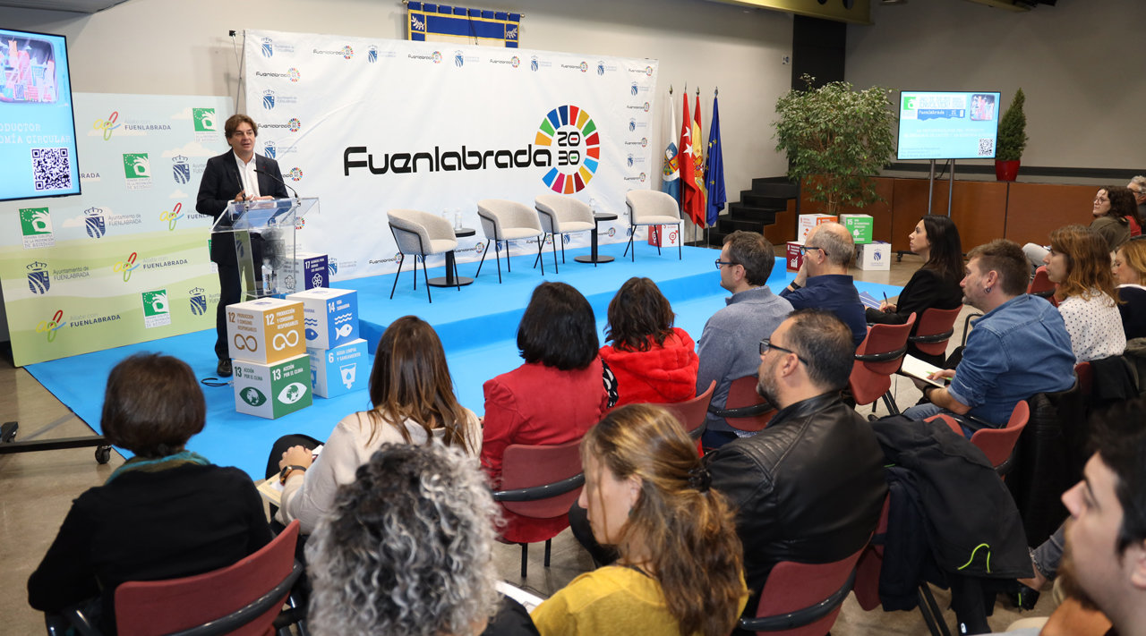 Momento de la inauguración de las Jornadas sobre reciclaje a cargo del alcalde de Fuenlabrada