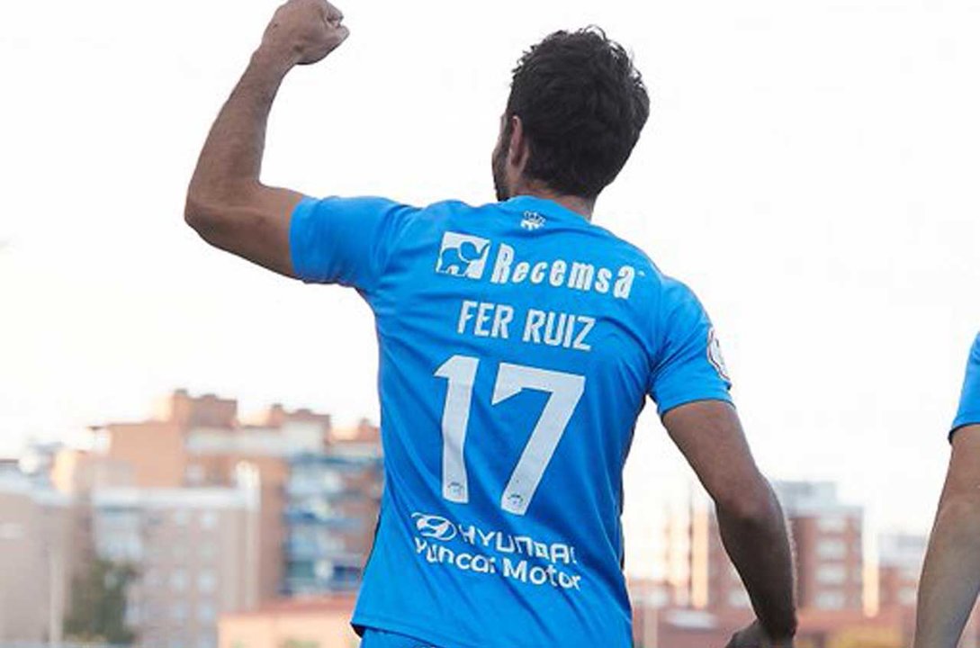 Fer Ruiz celebrando con la afición | CF Fuenlabrada