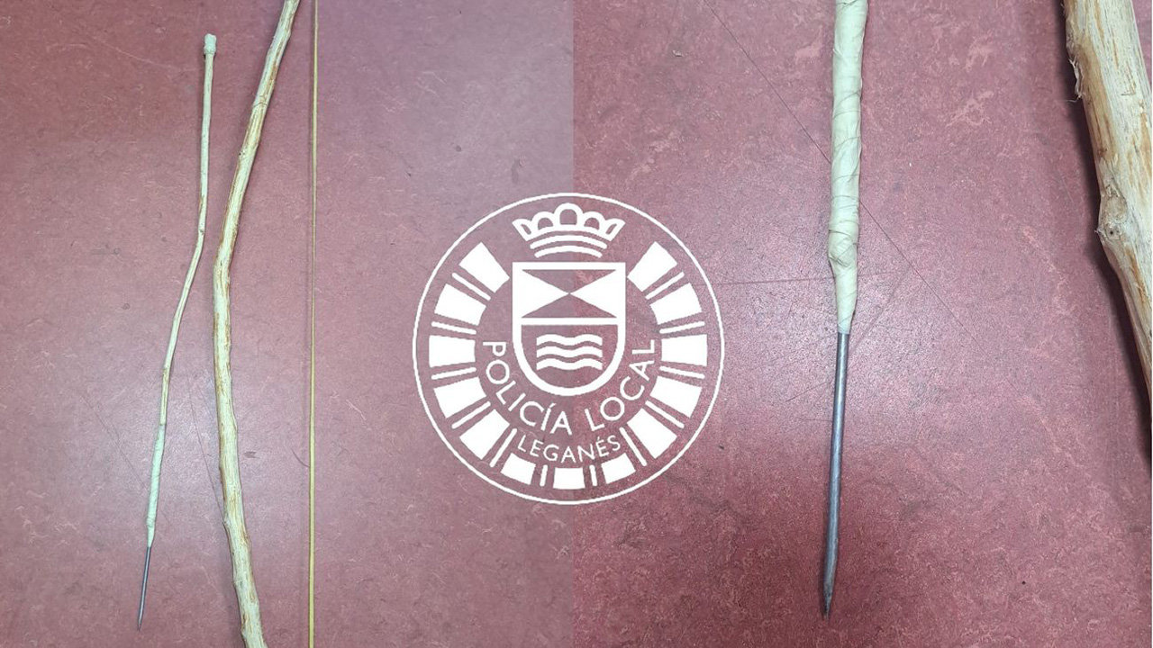 Imagen del arco y las flechas confiscado por la Policía Local de Leganés