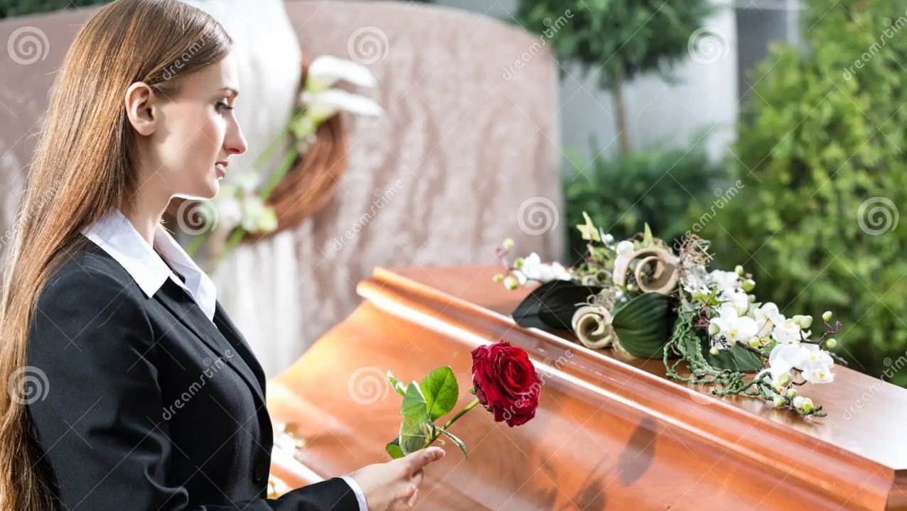Mujer de luto en un funeral | dreamstime.com