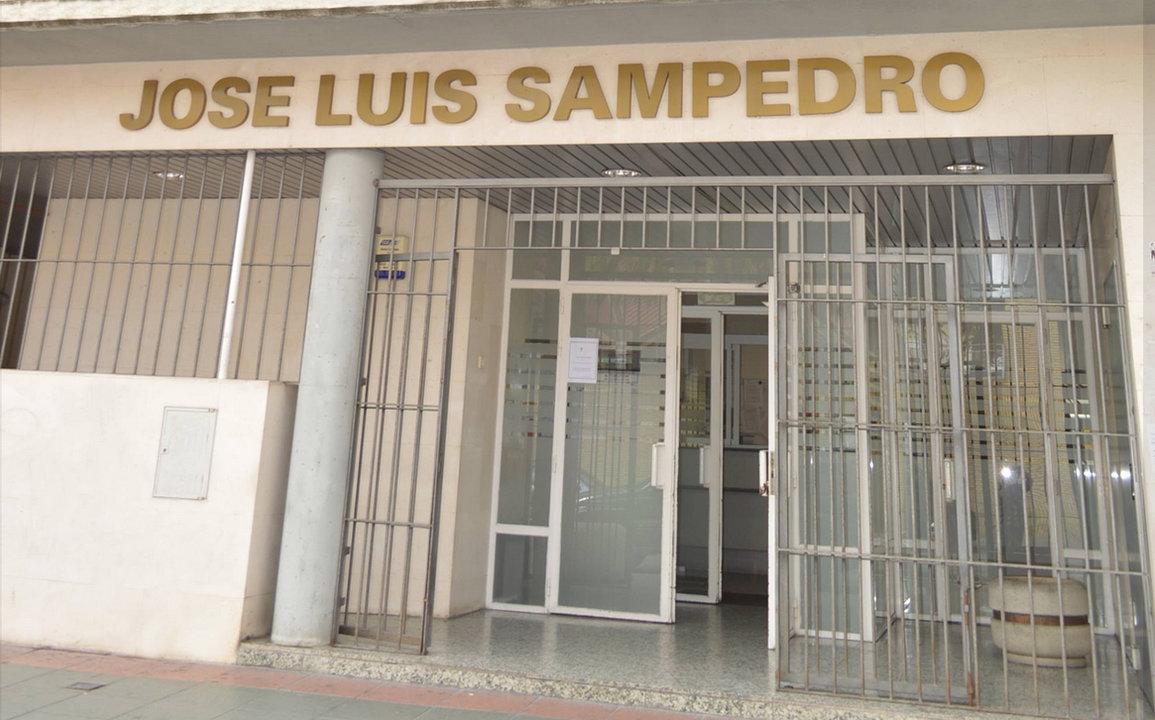 Fachada de entrada del Centro Municipal de Mayores José Luis Sampedro