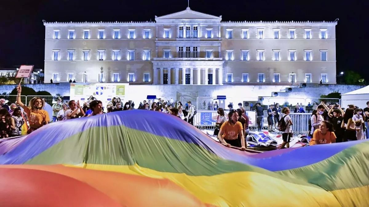 La comunidad LGTBI en Grecia celebra la aprobación del matrimonio homosexual