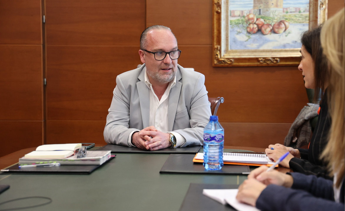 Imagen del alcalde de Arroyomolinos con la Subdelegada del Gobierno en Madrid