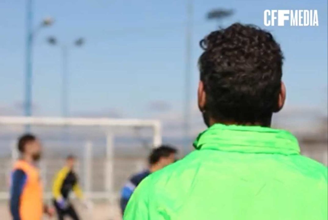 Carlos Martínez observando uno de los entrenamientos | CF Fuenlabrada