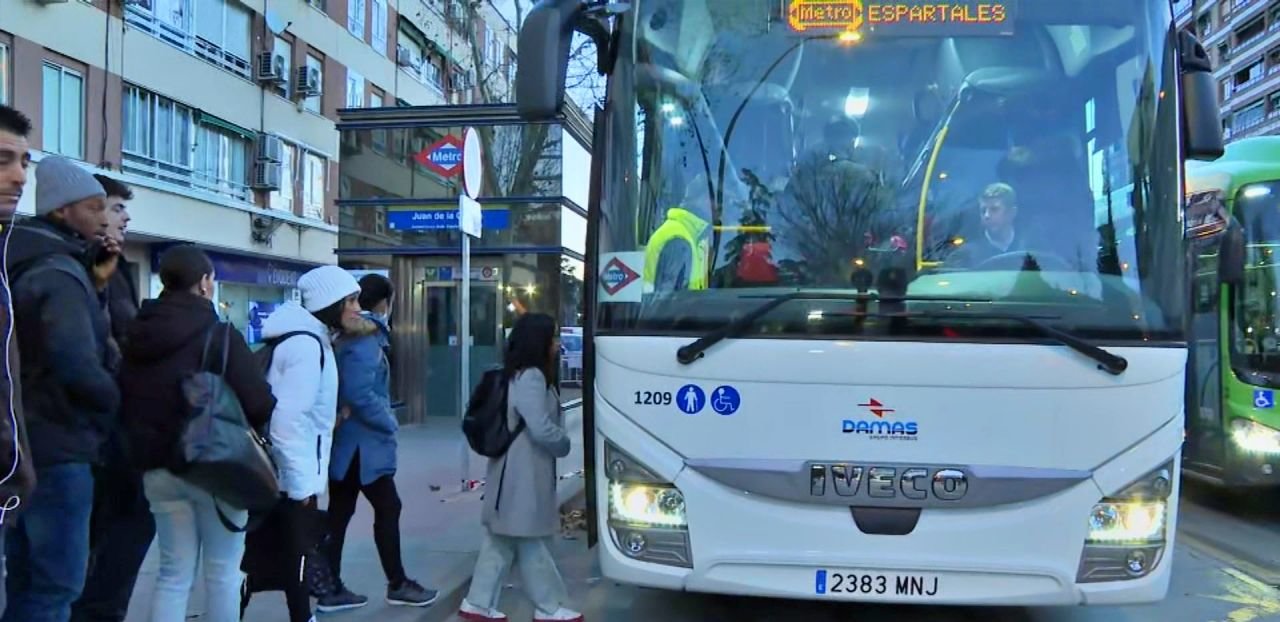 Usuarios de MetroSur utilizan el autobus gratuito entre las estaciones de Juan de la Cierva y Espartales | Imagen: TM
