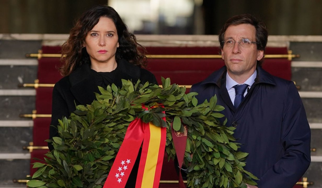 Isabel Díaz Ayuso y Martínez Almeida, depositan una corona de laurel en la plaza homenaje a las víctimas del 11M, situada en la Puerta del Sol de Madrid