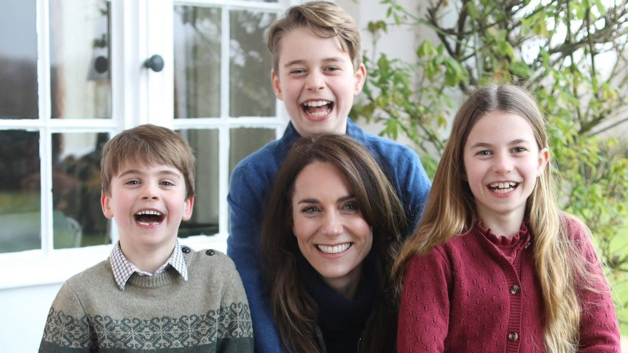 Kate Middleton pide disculpas y admite haber retocado ella misma la fotografía con sus hijos que publicó el pasado domingo