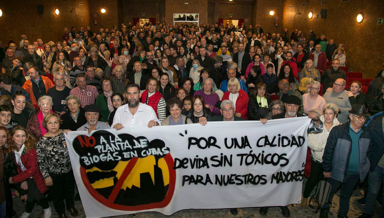 Momento de la reunión de los vecinos de Torrejón de la Calzada en contra de la instalación de la planta de biogás. Foto: Santi Burgos