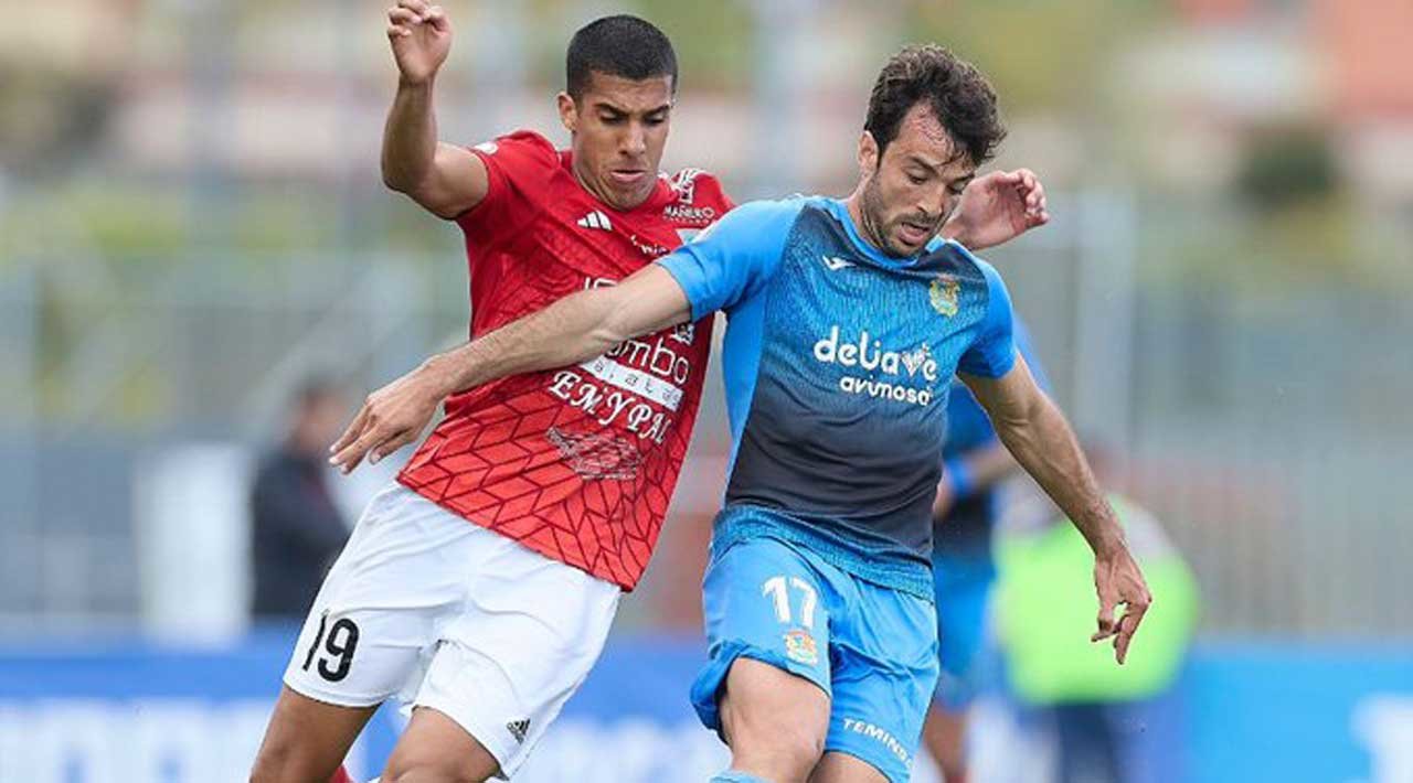 Fer Ruiz disputando un balón ante el defensa Mounir | CF Fuenlabrada