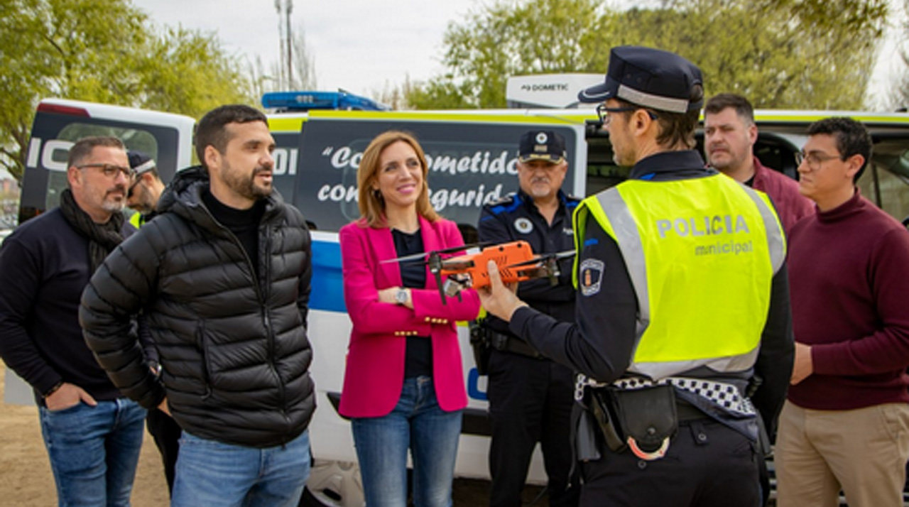 La alcaldesa de Alcorcón con los miembros de la Unidad de Drones del municipio