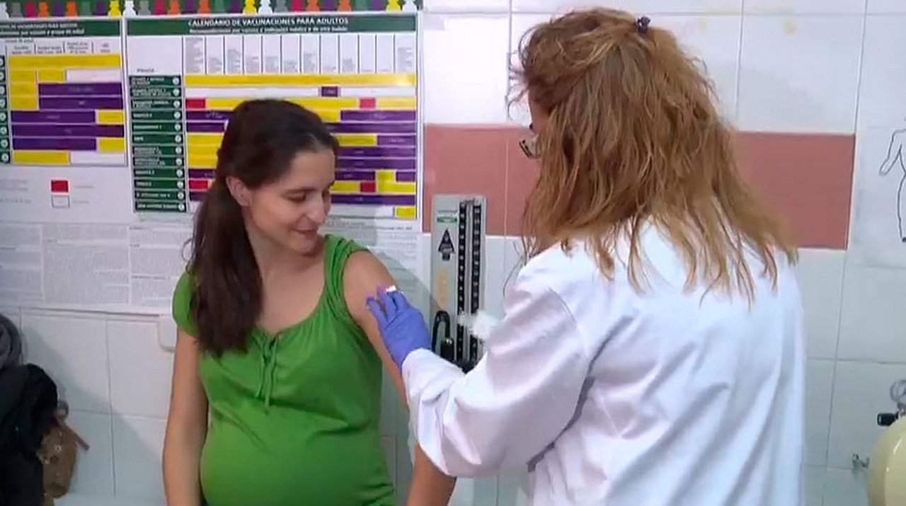 Vacuna contra la tosferina a una embarazada. Foto: Telemadrid