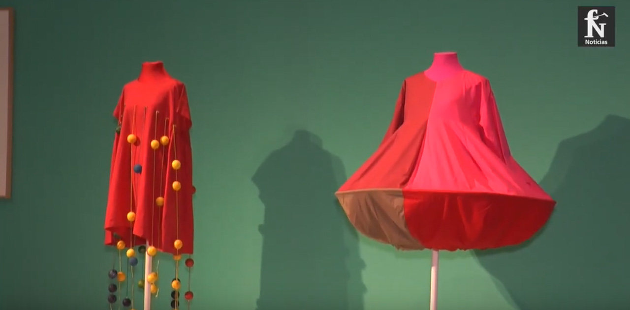 Los dos vestidos diseñados por Ágatha Ruiz de la Prada en la exposición 'Los años 80. La búsqueda de la libertad'
