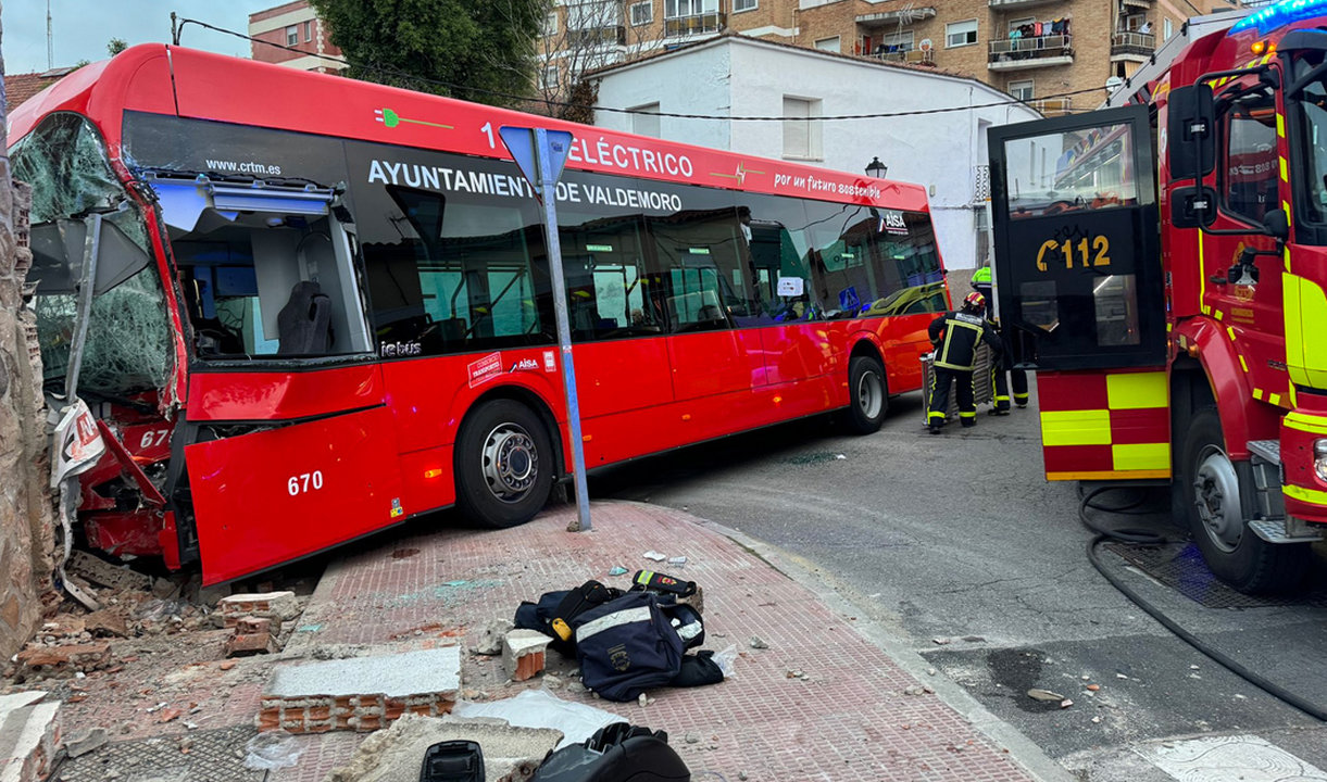 Imagen del autobús que ha chocado contra un muro en Valdemoro