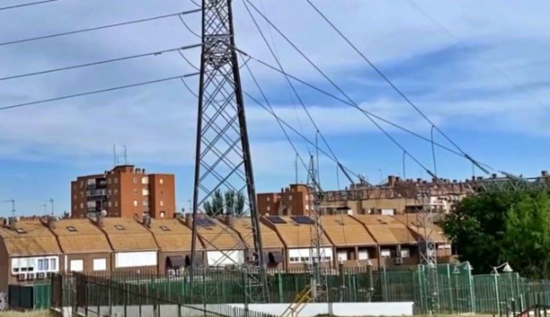 Esta torre de alta tensión sigue afectando a los vecinos de la calle Sauces en Fuenlabrada