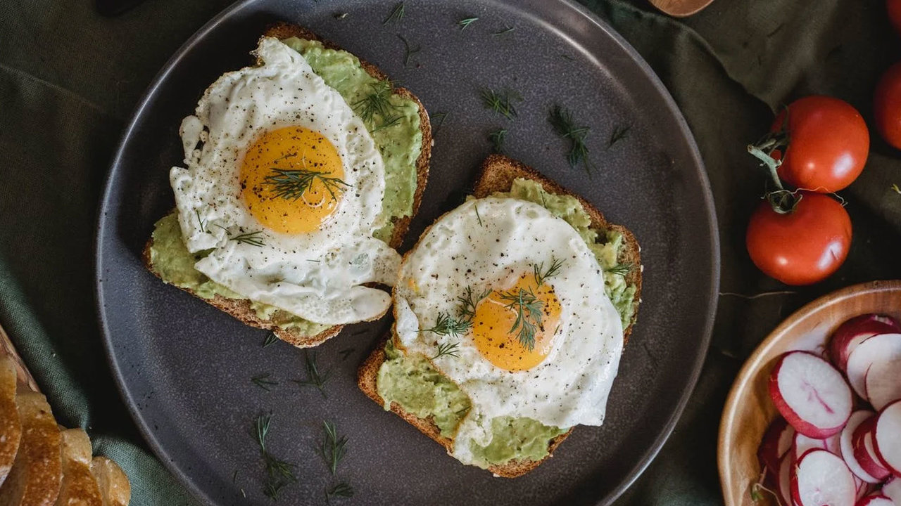 Los huevos, el aguacate y, en general, comida con proteínas, son ideales para el desayuno