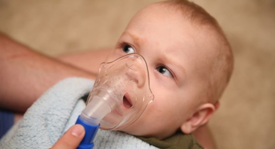 Mascarilla de oxígeno para un bebé con bronquiolitis | andavac.es