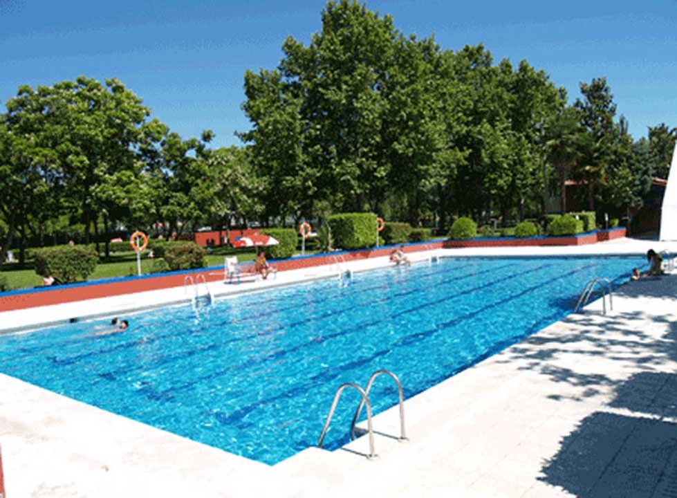 Imagen de las piscinas municipales del Polideportivo Fermín Cacho