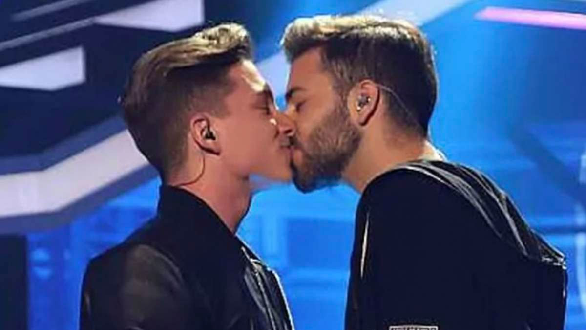 En imagen, el beso que protagonizaron Raoul y Agoney en una de las actuaciones de OT 2017