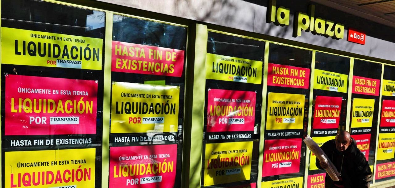 Un establecimiento de La Plaza Día en Madrid con los carteles de liquidación | Reuters