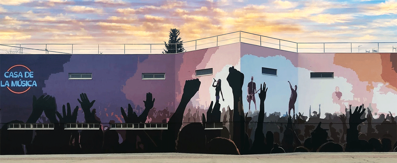 Fachada de la Casa de la Música de Fuenlabrada adornada con el nuevo mural