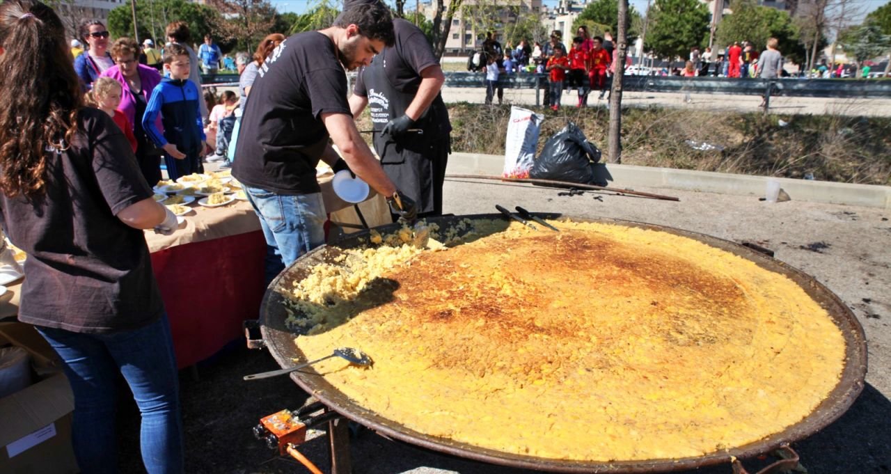 Tortilla gigante realizada en años anteriores en el Día de la Tortilla de Fuenlabrada