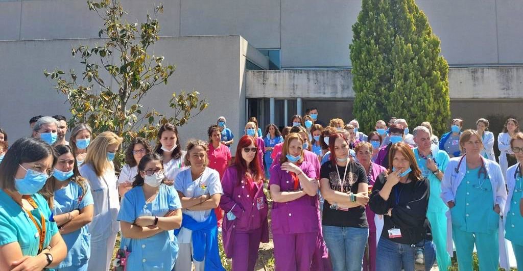 Concentración de profesionales sanitarios a las puertas del hospital de Fuenlabrada, durante la huelga del 19 de abril 2023