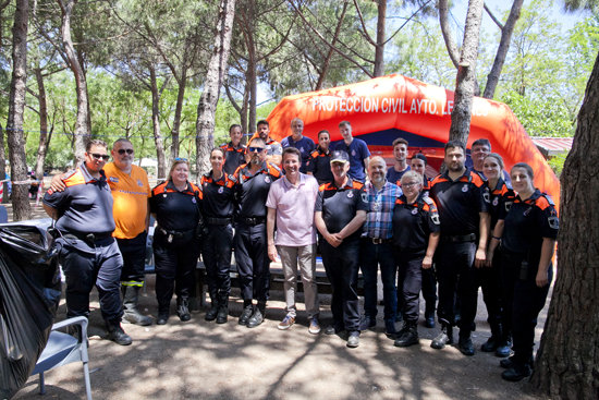 Imagen del alcalde de Leganés MIguel Angel Recuenco con efectivos de Protección Civil destacados en las fiestas