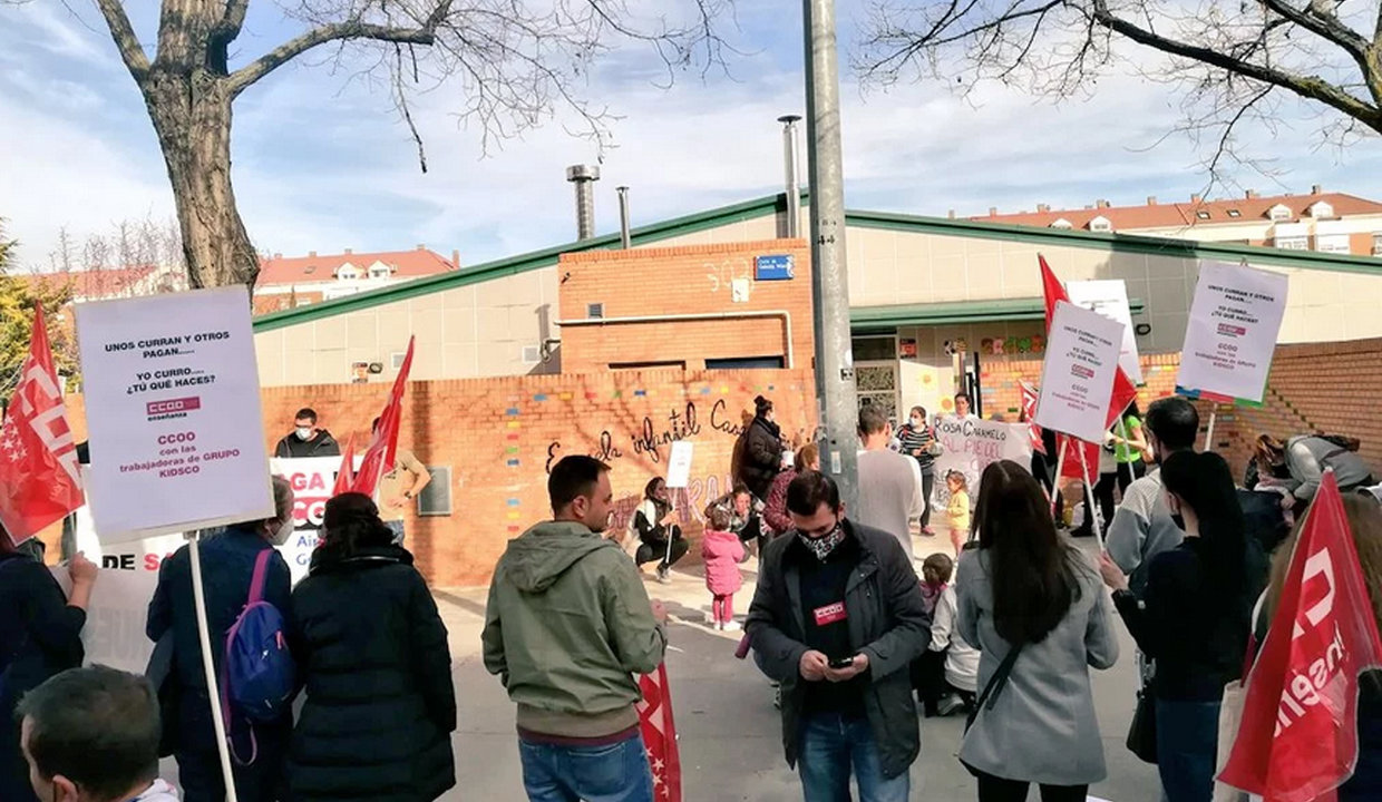 Imagen de las manifestaciones en la entrada de la Escuela Infantil Rosa Caramelo de Leganés. Foto CCOO