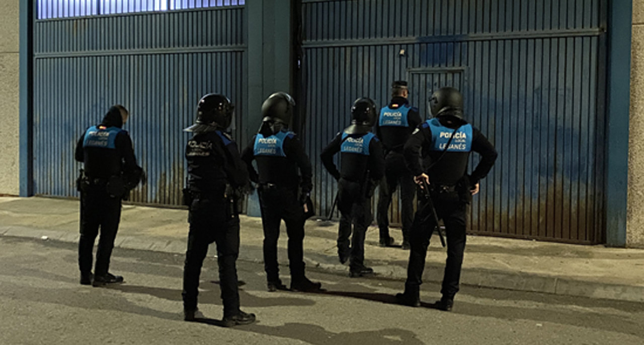 La Policía Local de Leganés en el momento de la intervención en las fiestas ilegales de Prado Overa