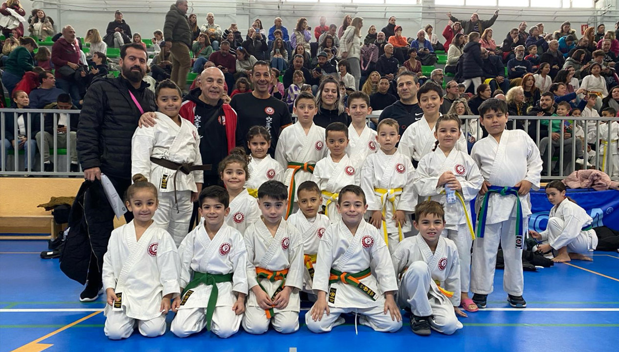 Imagen de los componentes del equipo de la Escuela Municipal de Karate de Humanes