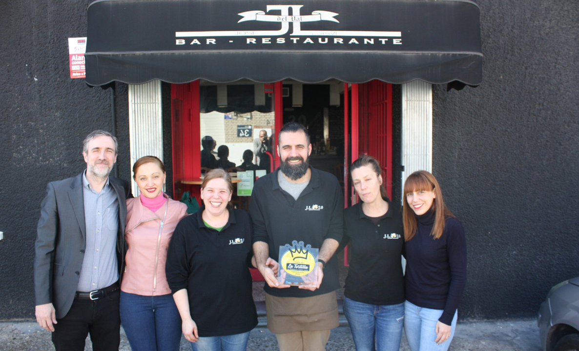 Imagen de la entrega del premio a la mejor tortilla al bar restaurante J.L 2.0 de Fuenlabrada