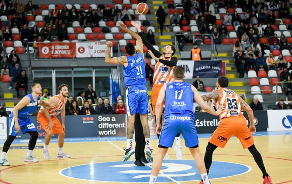 Imagen de un lance del partido de ida en Coruña. Foto: Basket Coruña