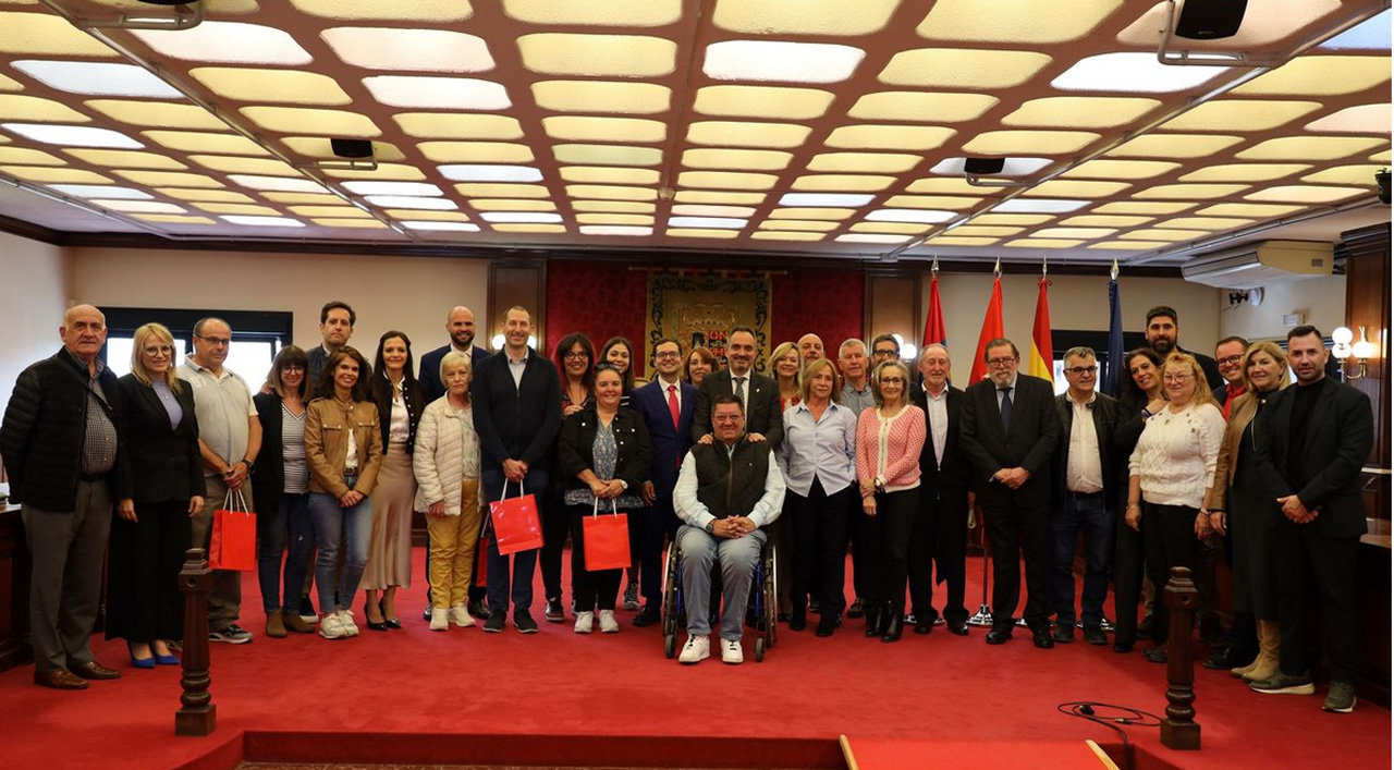 Imagen del jurado y agraciados con los premios de Móstoles junto con el alcalde