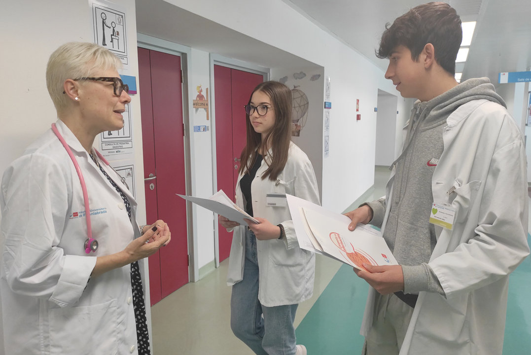 Imagen de dos de los estudiantes que participan en el Programa 4º ESO+Empresa