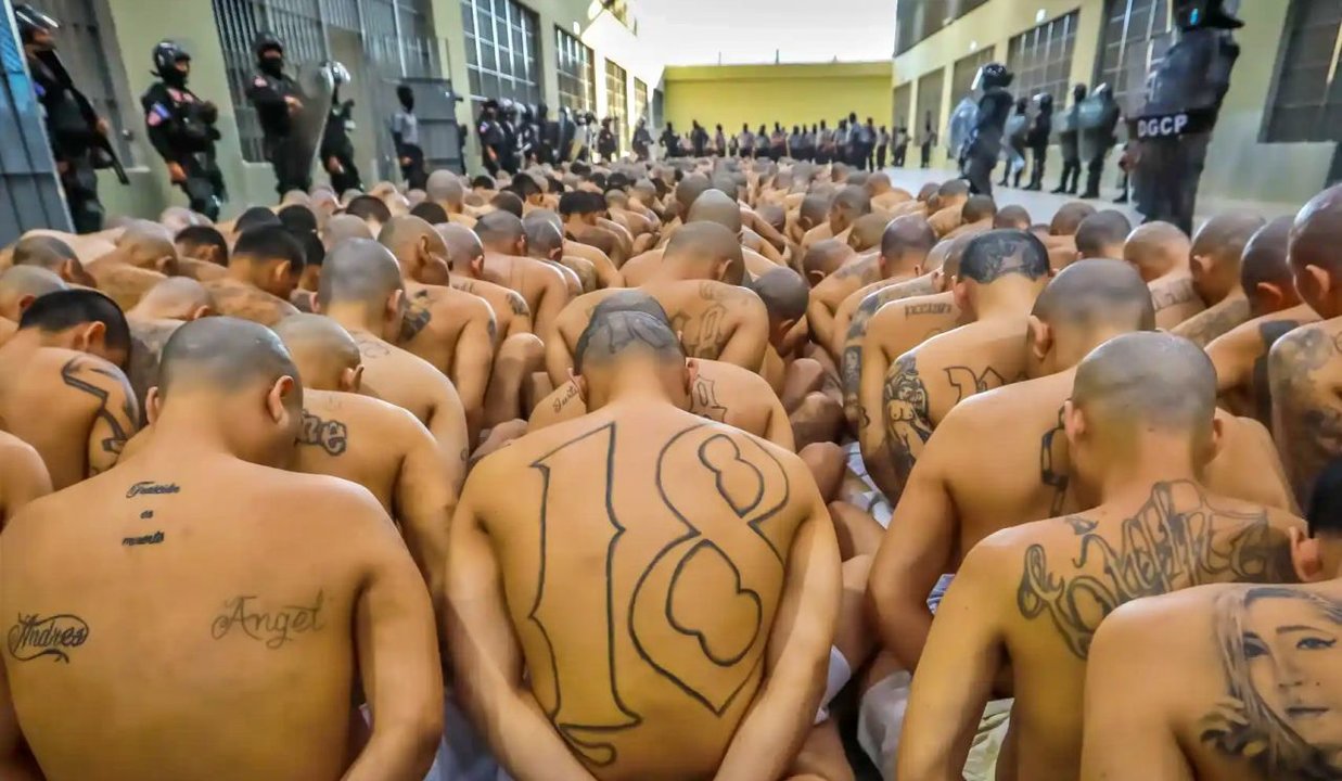 Miembros de pandillas en una carcel de El Salvador | Imagen del CECOT en El Salvador Gobierno de El Salvador
