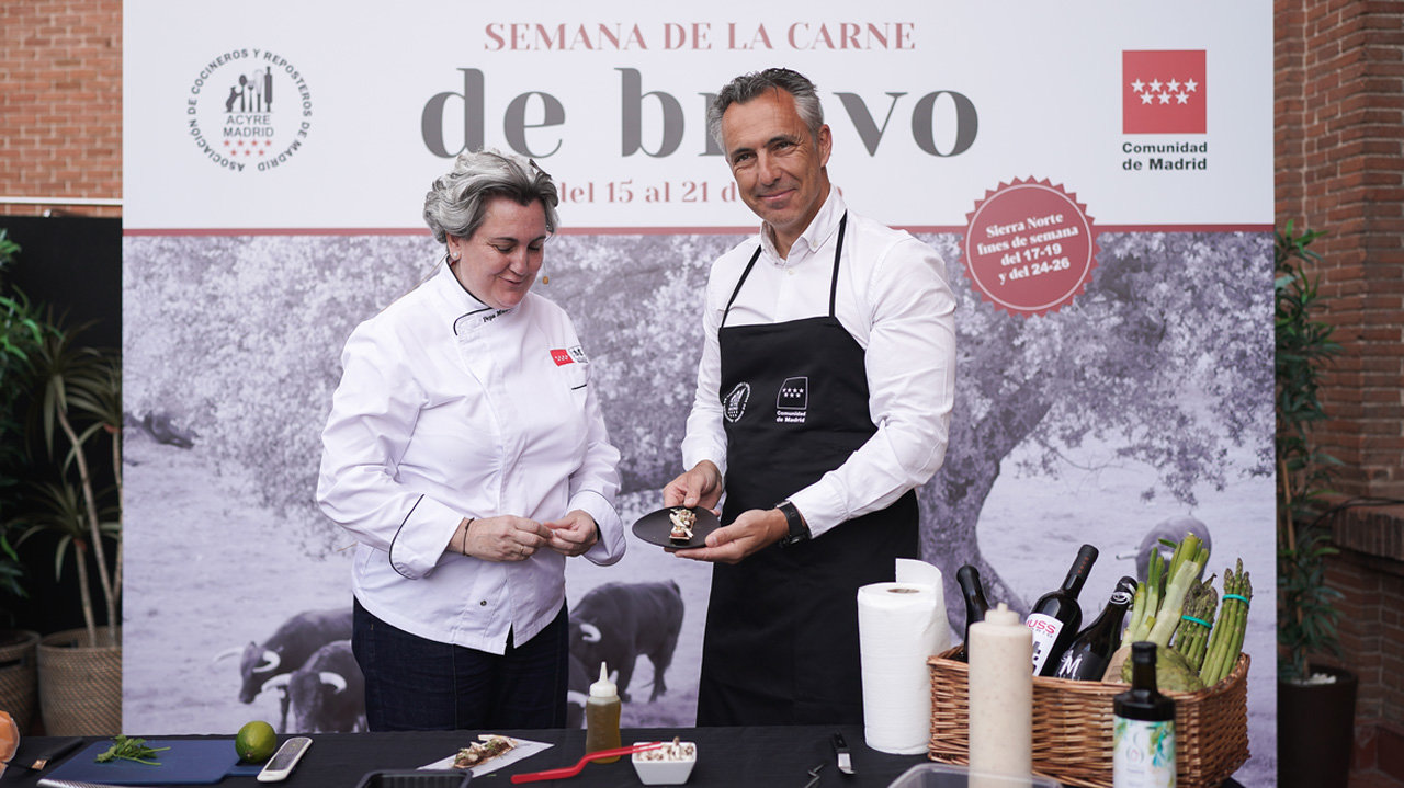 El consejero Novillo junto a la Chef Pepa Muñoz, en la presentación de la II
Semana de la Carne de Bravo