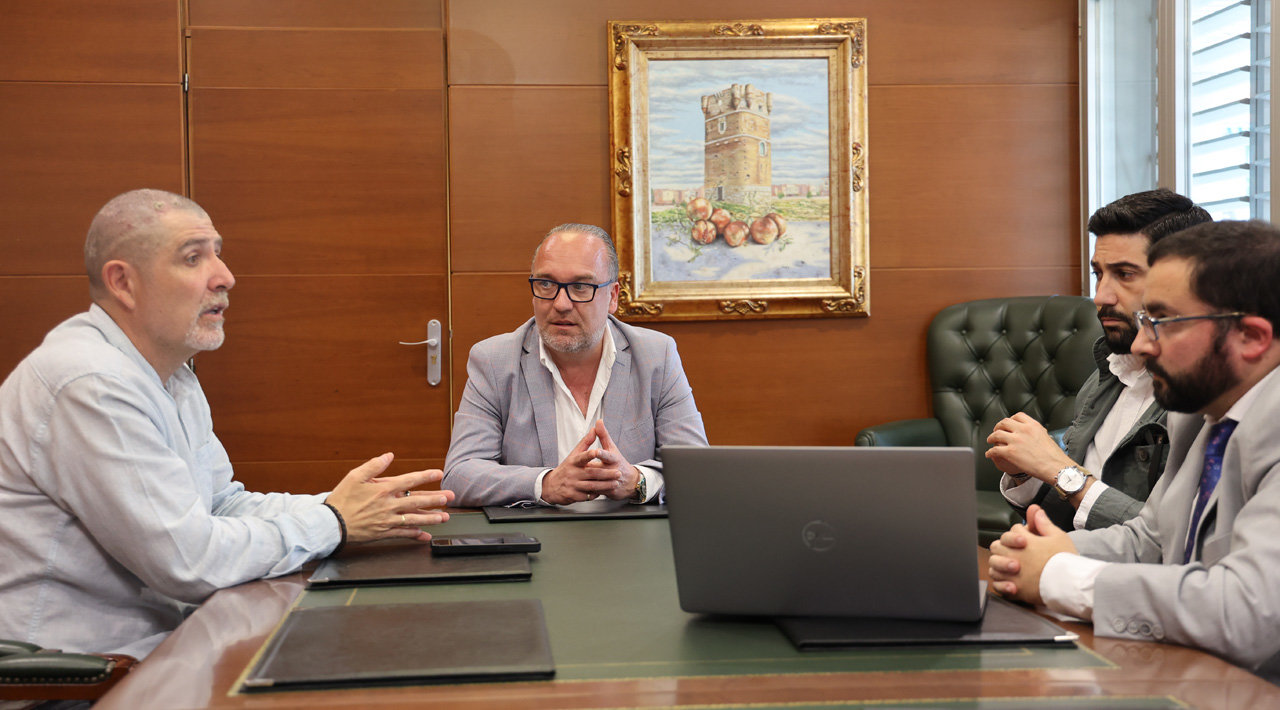 Momento de la reunión del alcalde de Arroyomolinos (en el centro) con representantes de la Empresa Martín